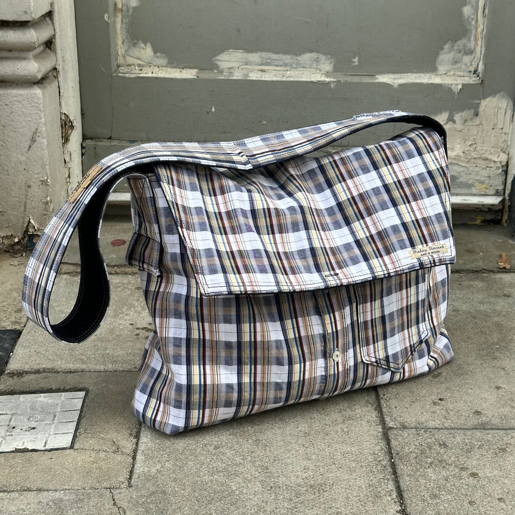 MESSENGER BAG 17
